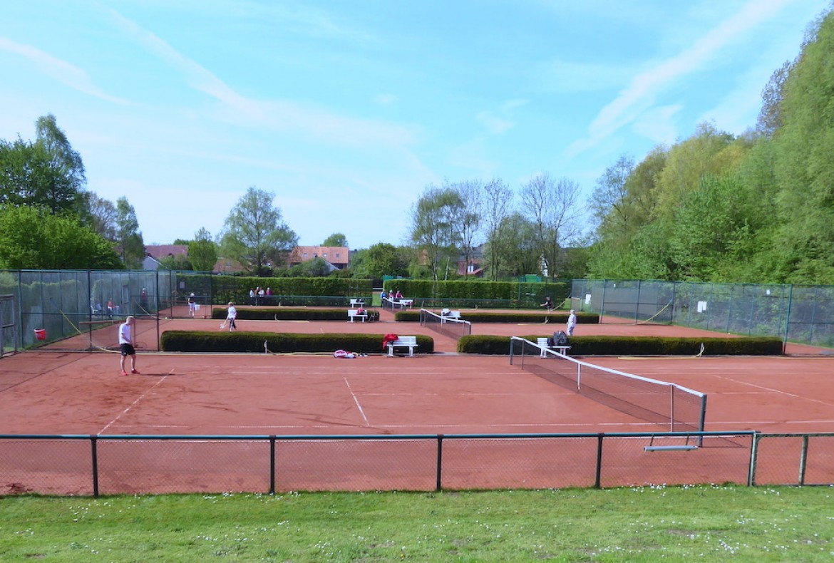 Tennis im Sommer unter freiem Himmel!